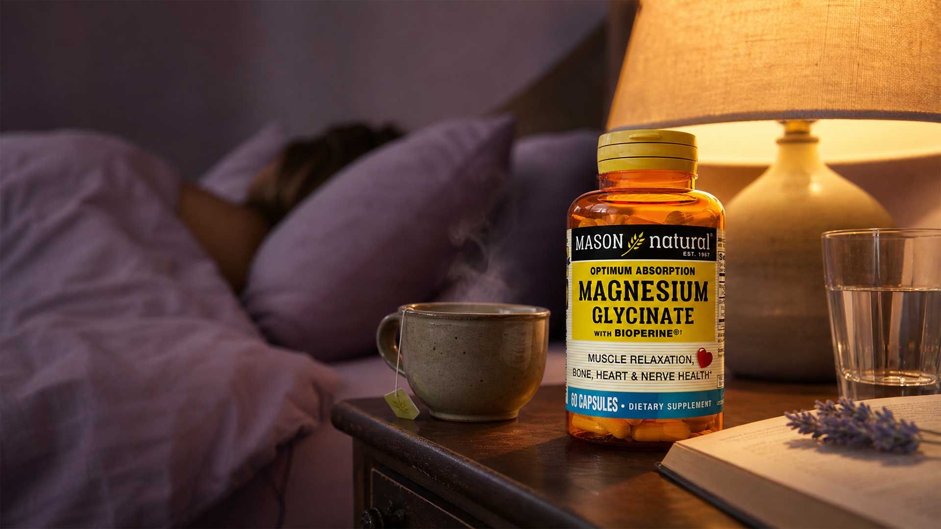 Suplemento de magnesio glicinato Mason Natural en la mesa de noche