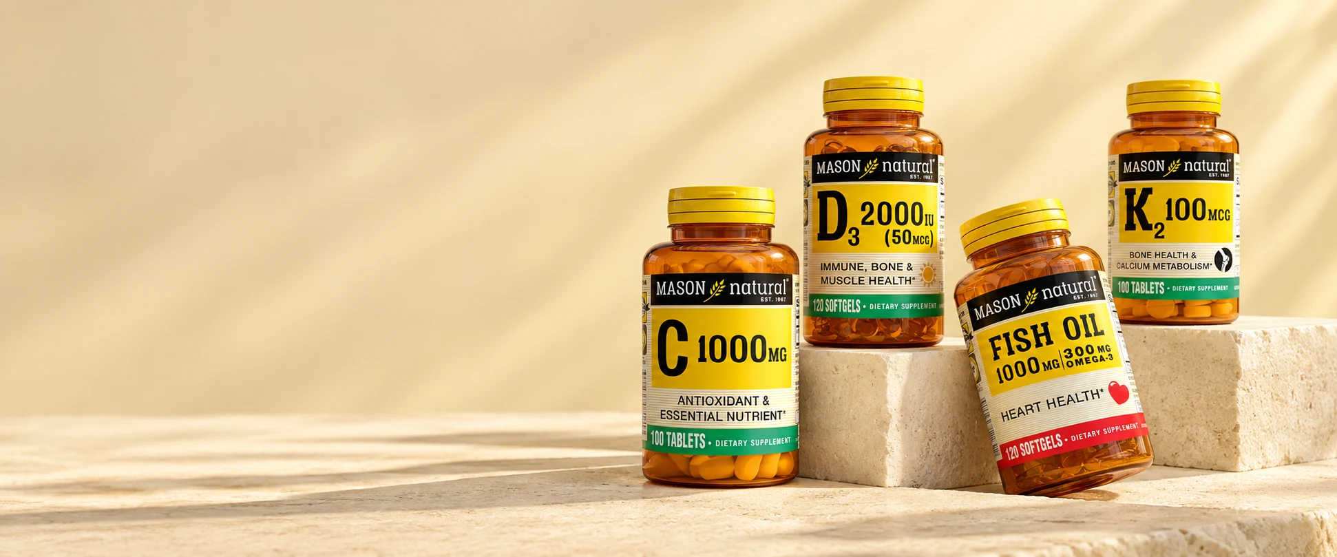 Vitamina C, vitamina D3 2000 UI, Omega-3 y vitamina K2 Mason Natural en una composición iluminada por el sol